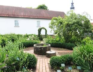 Brunnen im Kräutergarten
