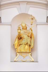 Die goldene Statue des Hl. Alto im Kirchturm
