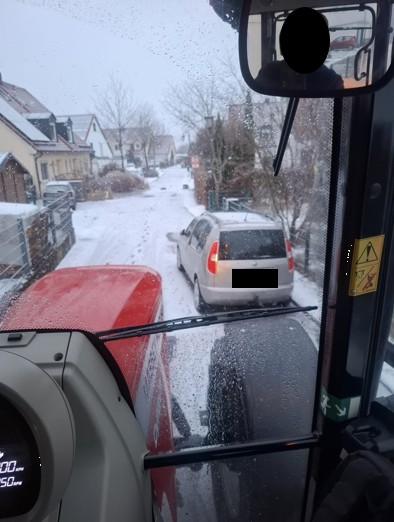Parkende Autos behindern den Winterdienst