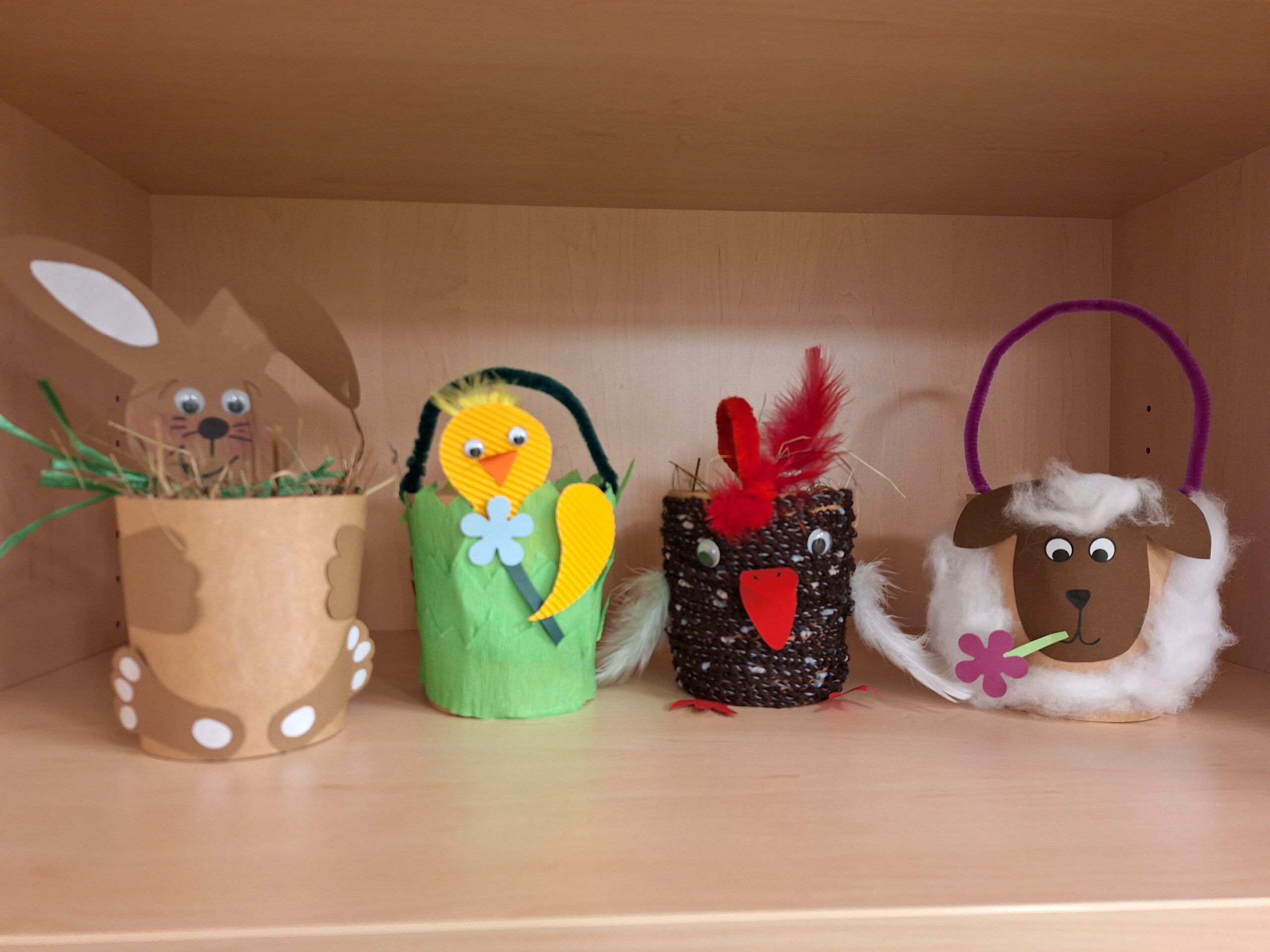 Leider haben wir keinen Titel zu diesem Bild. Wir arbeiten daran und bitten um Ihr Verständnis. Vier Bastelobjekte auf Regal: Frosch, Huhn, Schneemann und Ei-Ent.