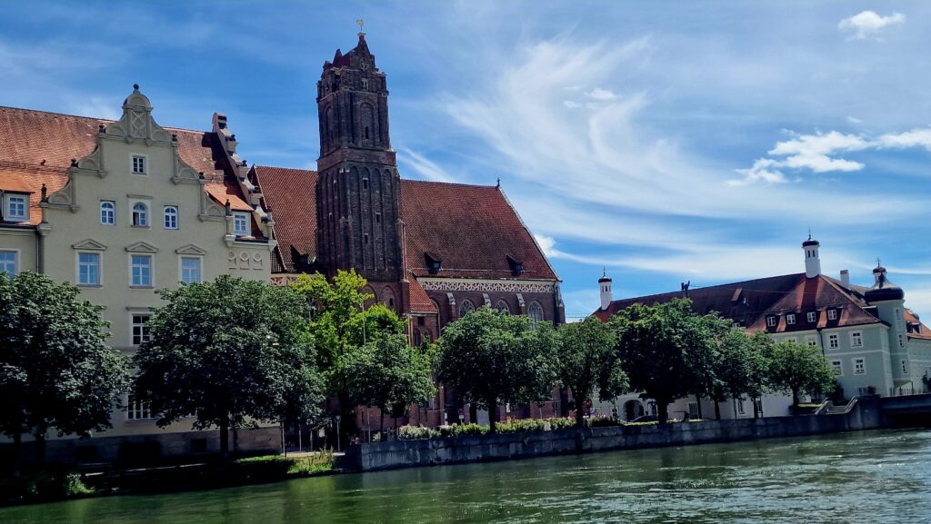 Glockenbauernmarkt Altomünster, Blick auf die Alte Brücke und die Markthalle.