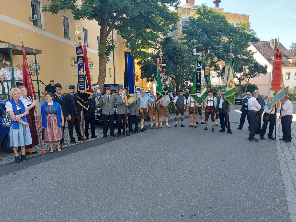 Markt Altomünster: Fahnen und Befehle auf der Straße.