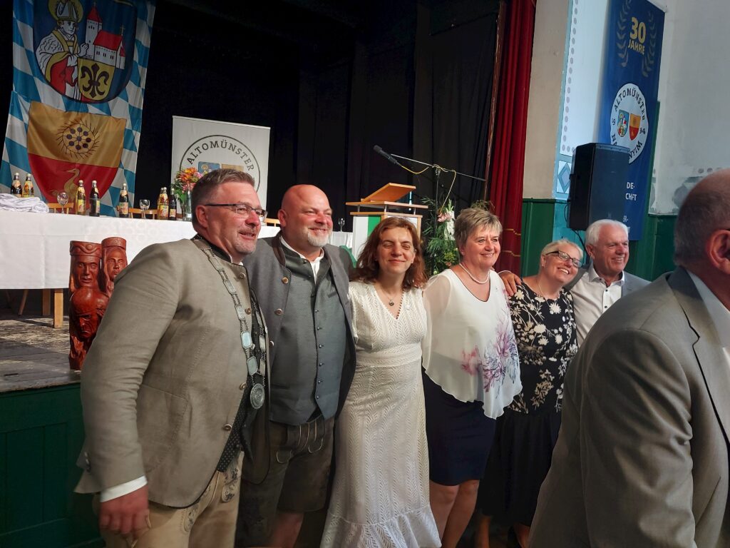 Gruppe von Menschen bei einer Veranstaltung in Altomünster.