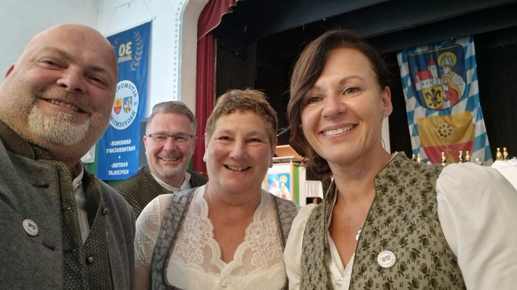 Gruppenfoto der Marktgemeinde Altomünster, Menschen in traditioneller Tracht, lächelnd.