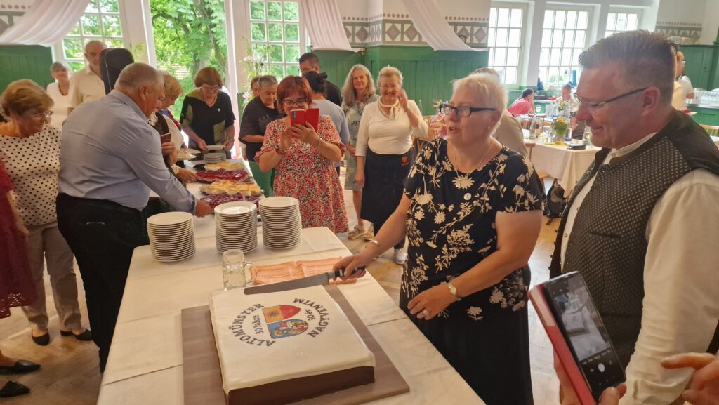 Weihnachtsmarkt mit Kuchen und Gastsitzung im Marktplatz.