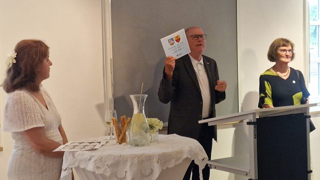 Männlicher Bürgermeister hält eine Erklärung über die Aktenausstellung.