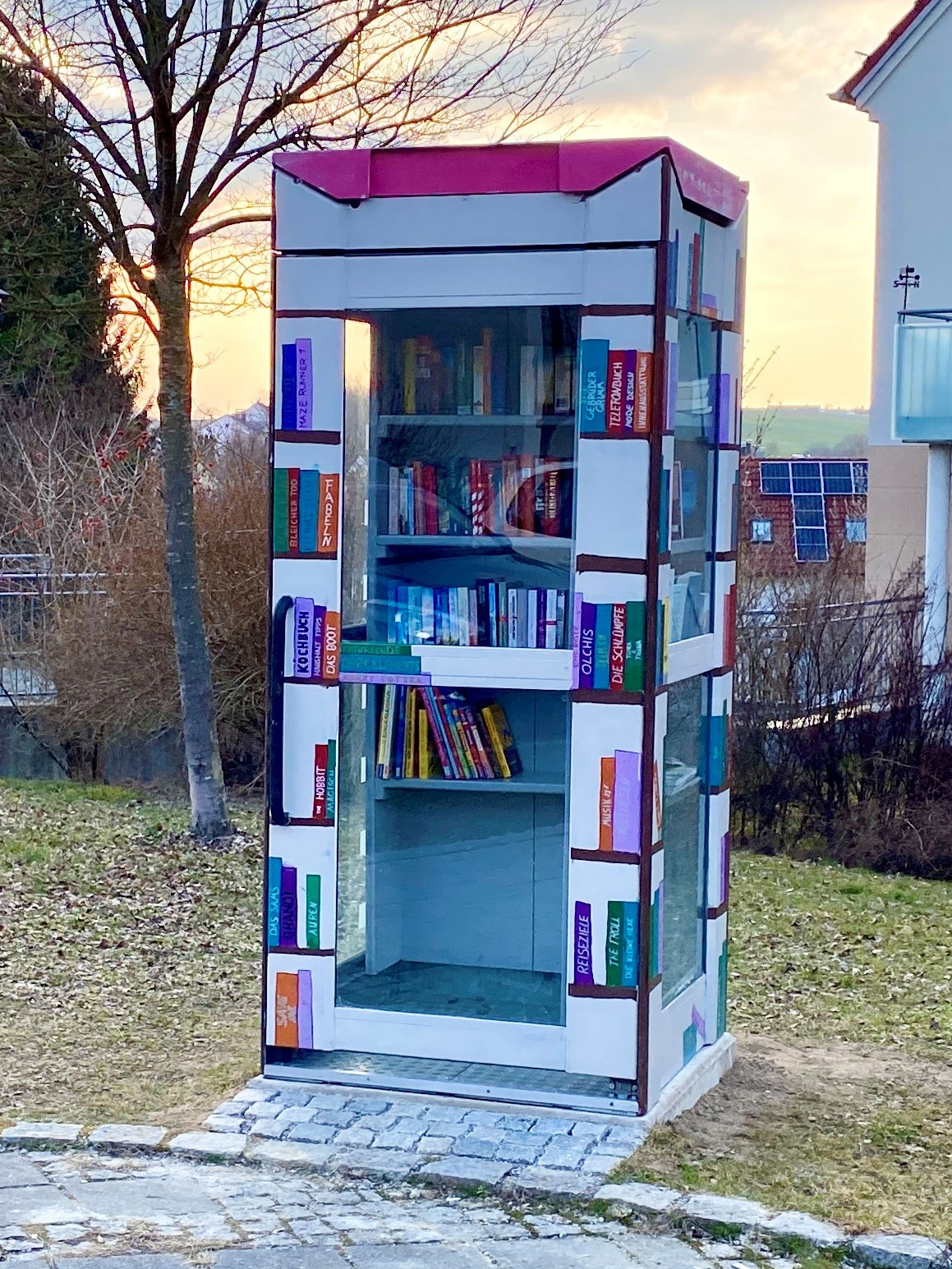 Bücherschrank Altomünster Ein Bücherkiosk mit bunten Bucheinbänden im Park.