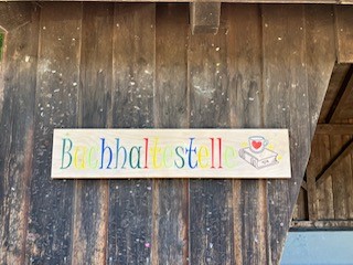 Bücherschrank Wollomoos Schild Buchhaltestelle (Bücherschrank Wollomoos)