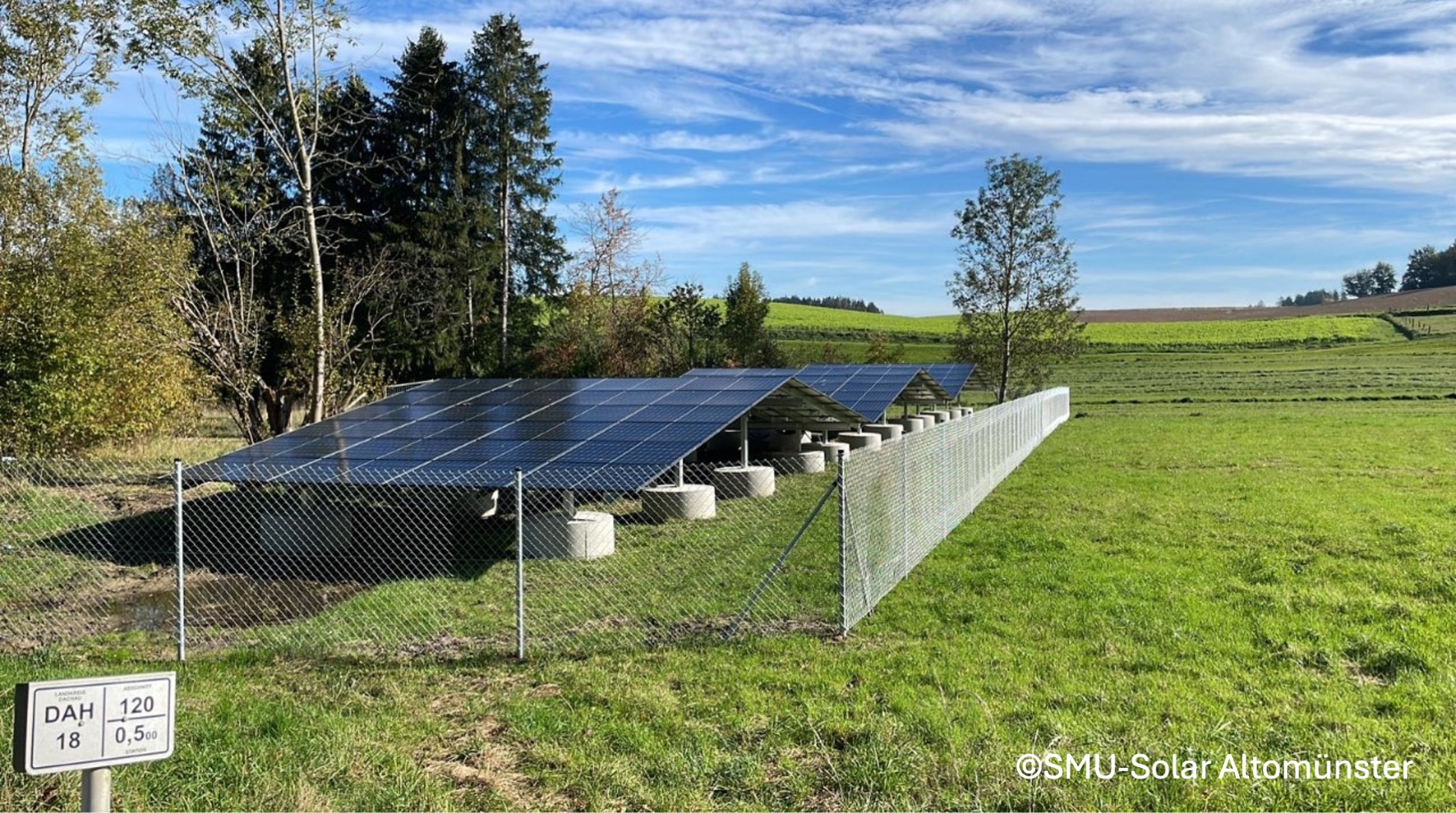 Freiflächenanlage Wollomoos Solaranlage in Wollomoos, mit Photovoltaikmodulen auf einer grünen Fläche.