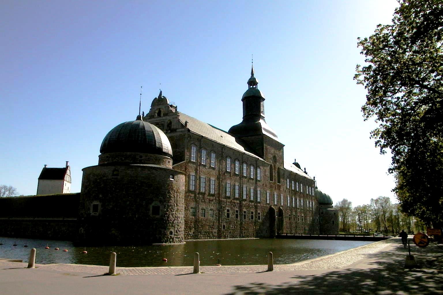Schloss Vadstena Schloss Altomünster mit Wasserbecken, imposant Bauwerk.
