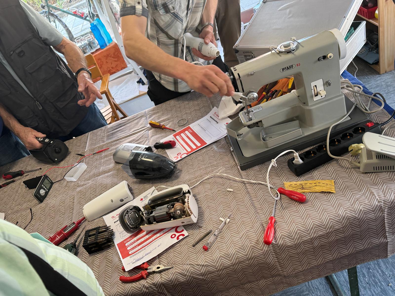 Repair Cafe 2 Repair Cafe während der Reparatur einer Nähmaschine