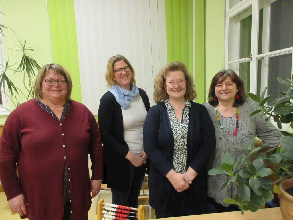 Vier Frauen im Marktplatz Altomünster.