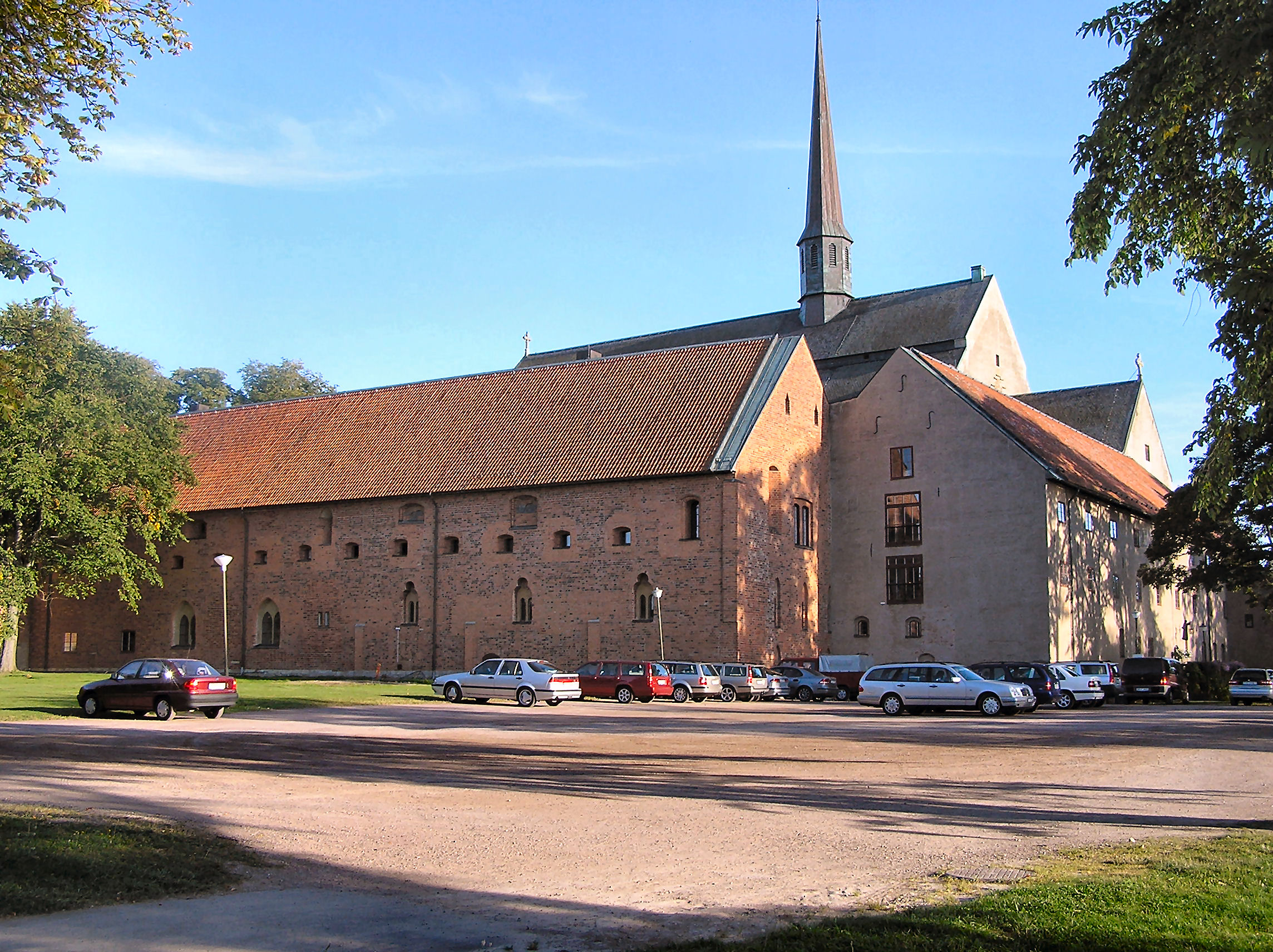Kloster Vadstena (Quelle: Von Xauxa Håkan Svensson - Eigenes Werk, CC BY-SA 3.0, https://commons.wikimedia.org/w/index.php?curid=9060860 ) Altomünster, Kirche und Parkplatz mit geparkten Autos.