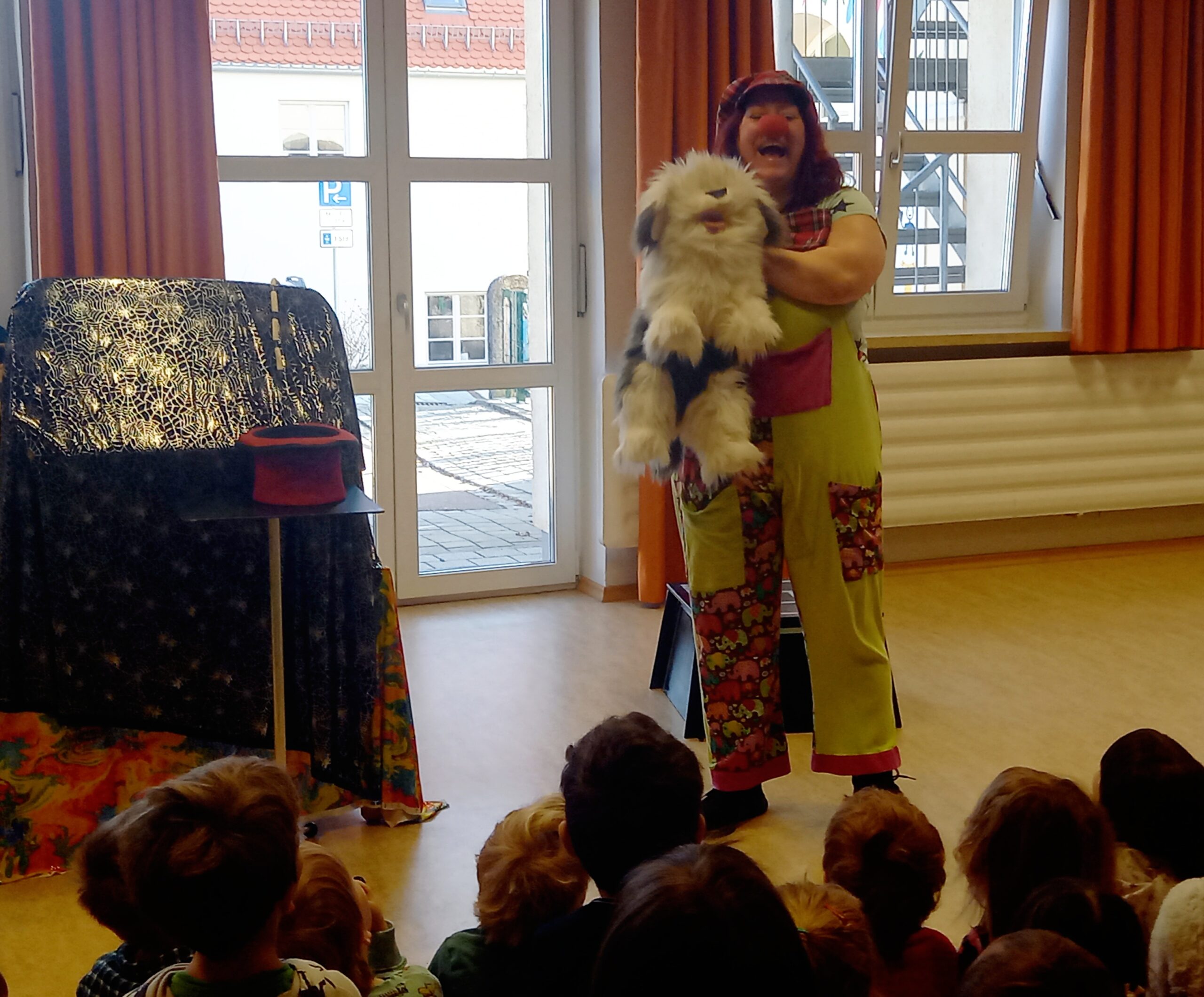 Zauberclown Yvonne Kinder mit Clown und Puppenspieler im Raum.