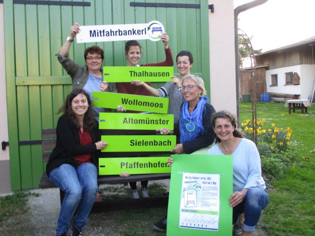 mitfahrbankerlteam Sechs Frauen mit Schildern
